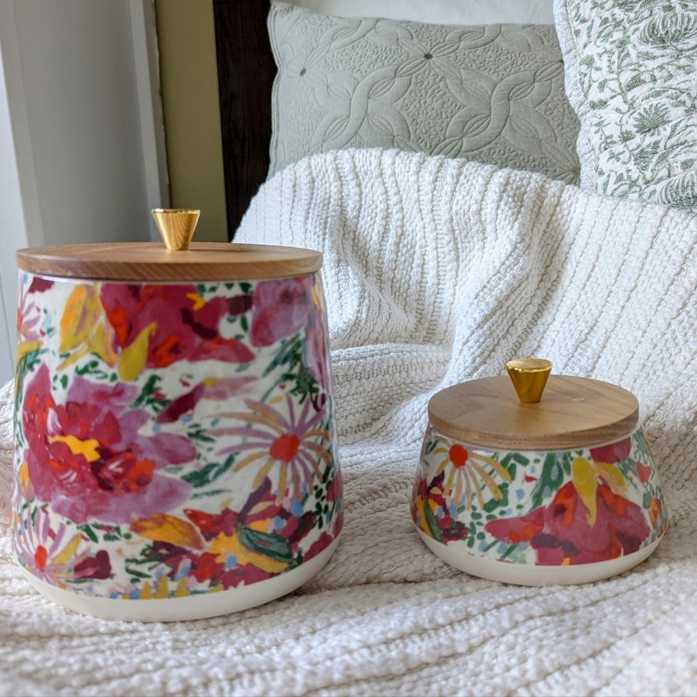 Canisters, large and small 💕